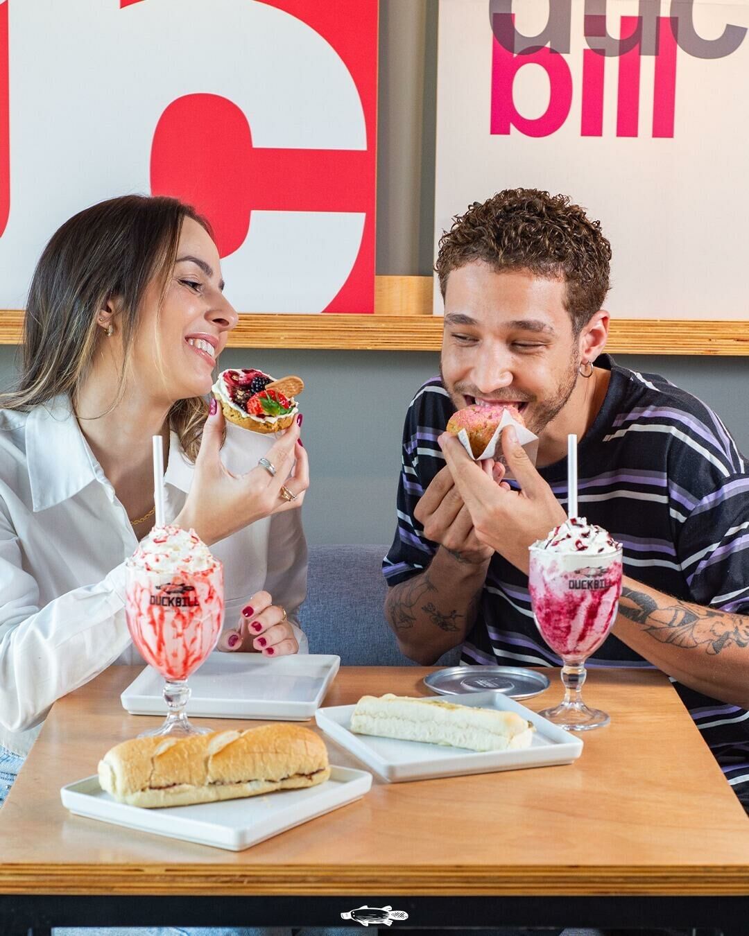 Casal comendo os cookies Duckbill Frutas Vermelhas